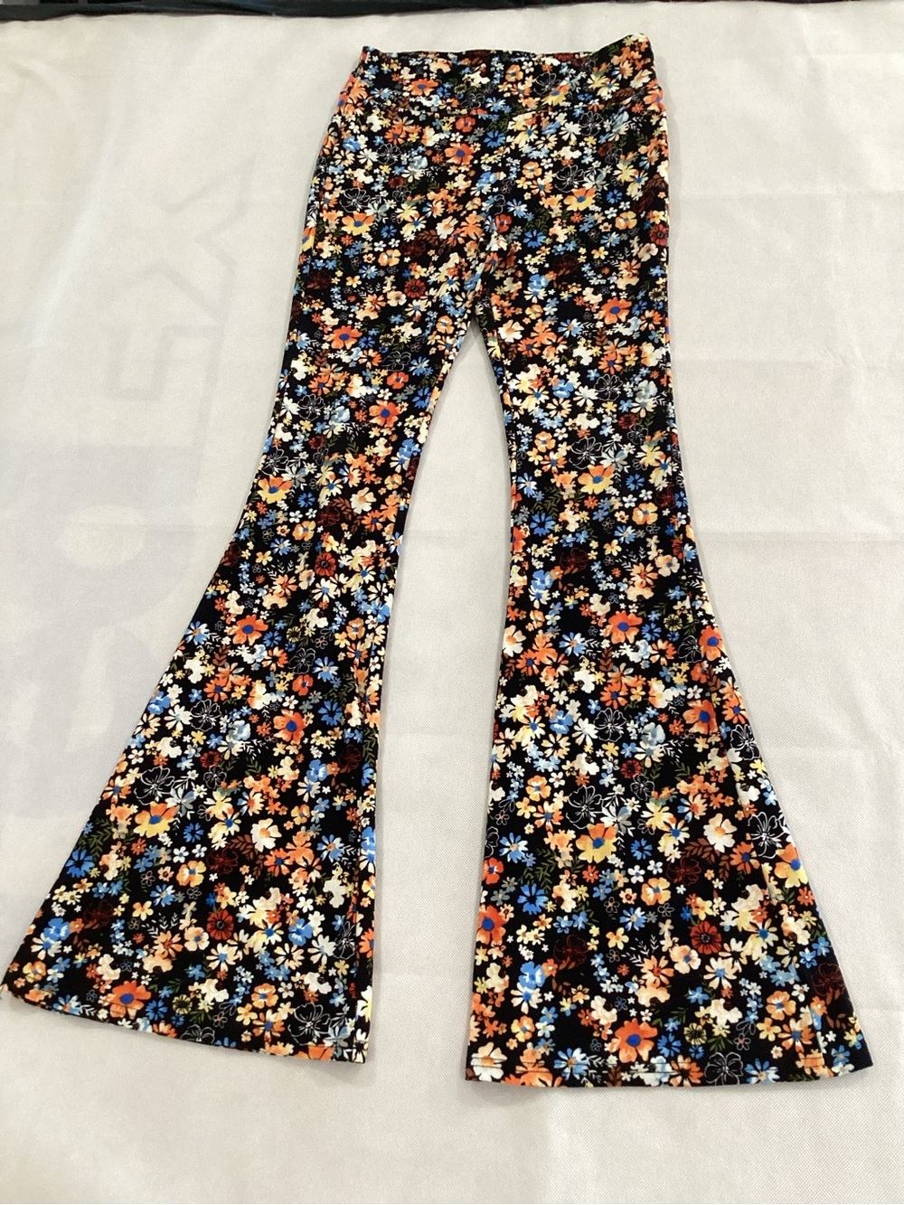 No Boundaries Black Floral Bell-Bottom Leggings size Medium 9/20